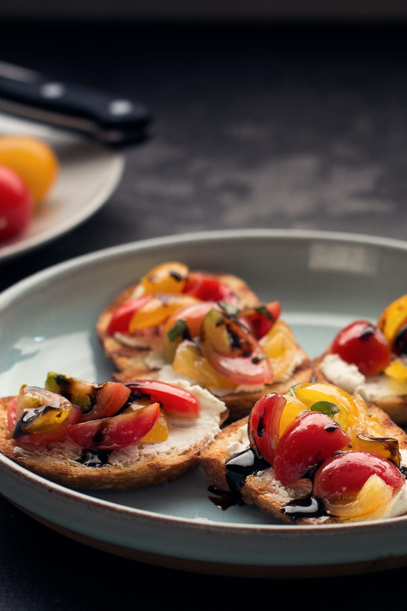 heirloom tomato crostini pin