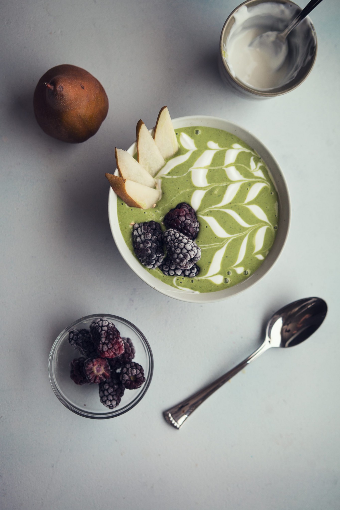 kale mango smoothie bowl pin